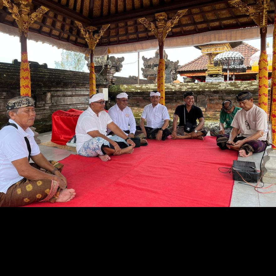 APARATUR DESA SINGAPADU KALER MELAKSANAKAN KEGIATAN  MEATURAN RING PURA DALEM BR. BELANG KALER